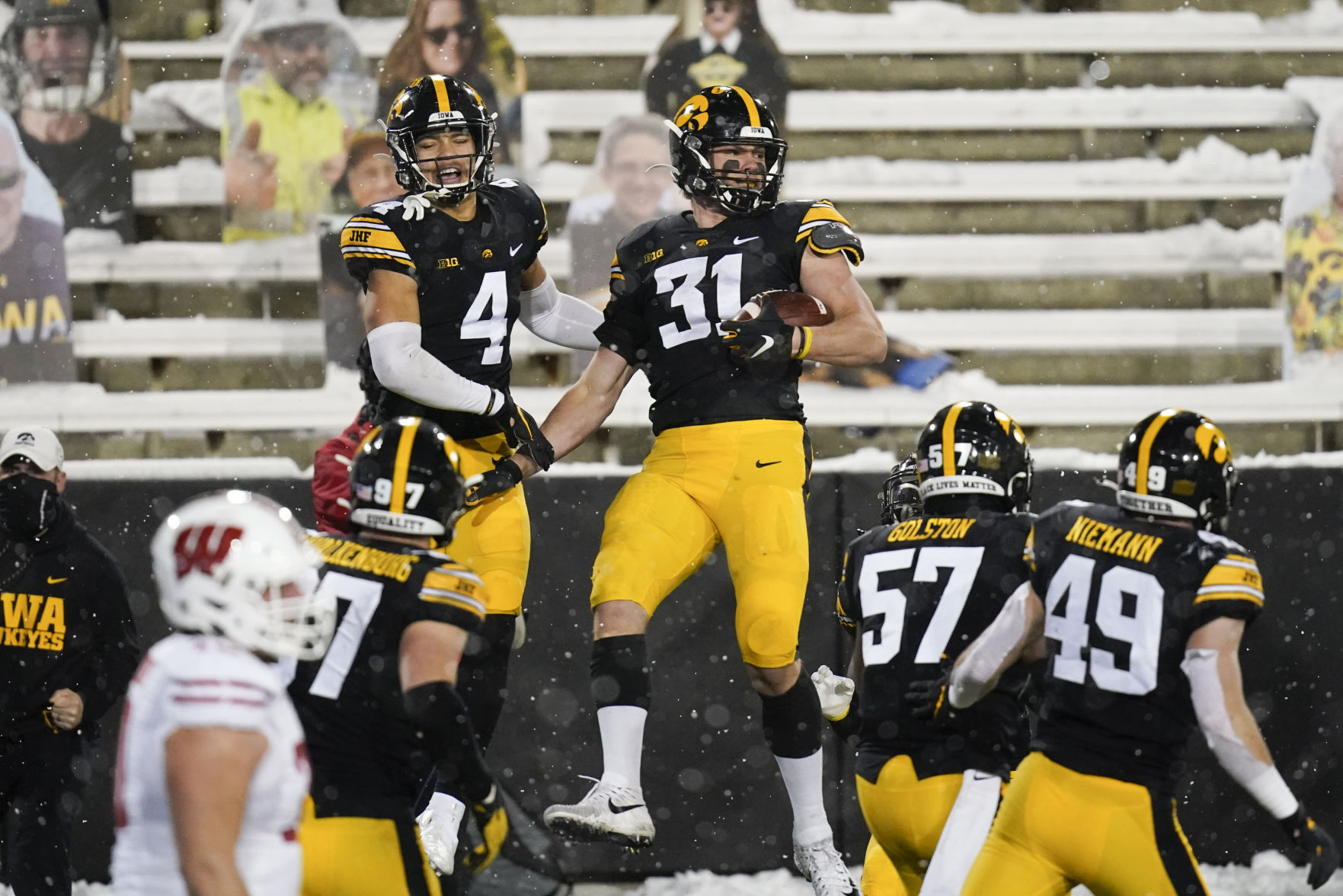Hawkeyes 28, Badgers 7